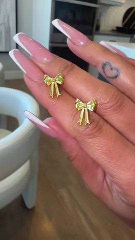 These bow earrings are dainty, charming, and add the perfect flirty touch to any outfit. #bowearrings #femininejewelry #daintyaccessories #cutestyle #everydayglam 