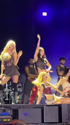 Jump to Boombayah transition intro Deadline World Tour London N2 #deadlineworldtour #blackpink #fyp @ROSÉ @JENNIE @LISA @JISOO @blackpinkofficial 
