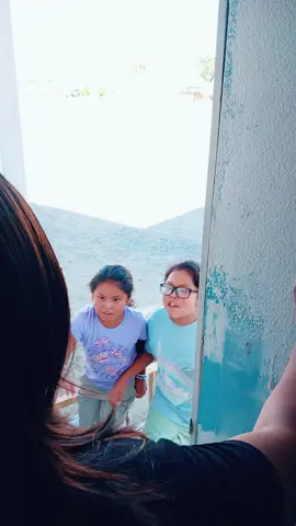 Little sisters trying to come in to cool down from outside playing.#garfieldgirlzlove❤️❤️❤️❤️ 