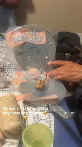 My dad's first time making chocolate chip cookies 🤣 #fyp #paratiiiiiiiiiiiiiiiiiiiiiiiiiiiiiii #humortiktok 