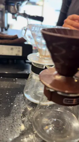 Un V60? O que?😋 🤙🏼 Disfruta de la especialidad de la casa. Filtrados V60, Aeropress, presa Francesa o Chemex 😍 #specialtycoffee #barista #coffeelover #coffeemaker #quito_ecuador🇪🇨 