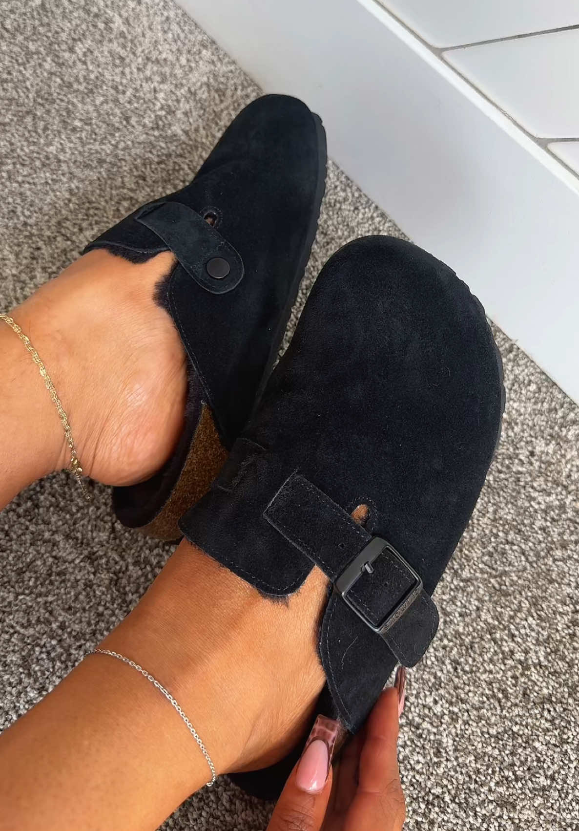 Women’s Cozy Slide-On Winter Slip-On Shoes #slideonshoes #wintershoes #sliponshoes #cozyshoes #warmshoes  