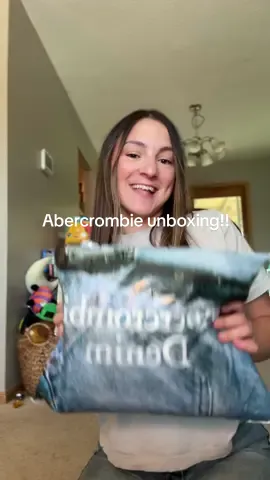 Love a good unboxing 🌟 #abercrombie #unboxing #mombod #denim #fyp  @abercrombie 