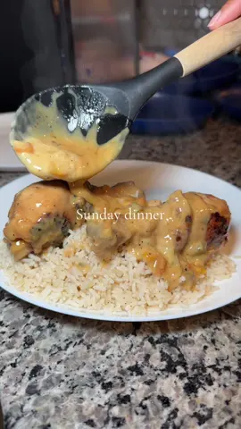 Sunday dinner #sundaydinner #sundaydinnervibes #foodyummy #yummy #smotheredchicken 