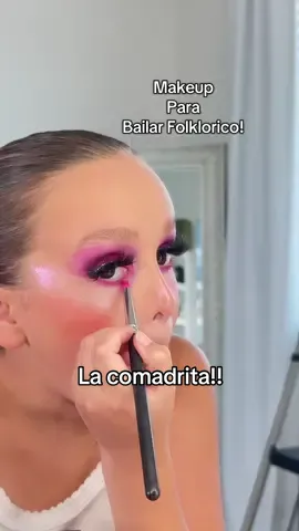 La comadrita ya tiene más práctica maquillándose para sus bailes. Una que otra cosita necesita le falta. #makeup #makeuptutorial #makeupartist #makeuptok #folkloricomakeup #maquillaje #maquillajetutorial #beauty #beautytiktok #folkloricodancer #folklorico @tarte cosmetics@Anastasia Beverly Hills @maccosmetics 