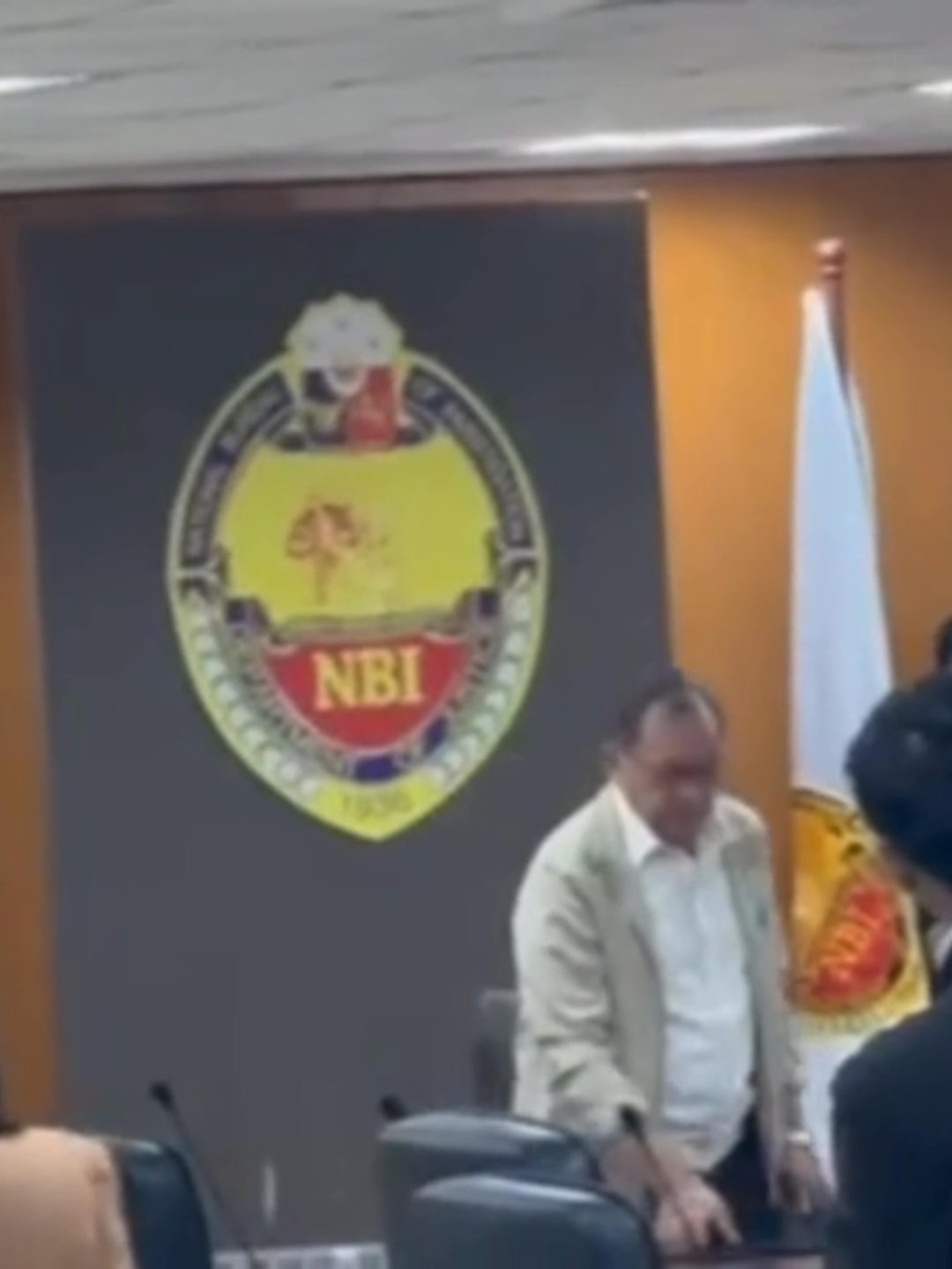 PANOORIN: NBI Director Jaime Santiago, dumalo sa flag ceremony ng NBI headquarters sa Pasay City tatlong araw matapos magbitiw sa puwesto. | via John Consulta/GMA Integrated News
