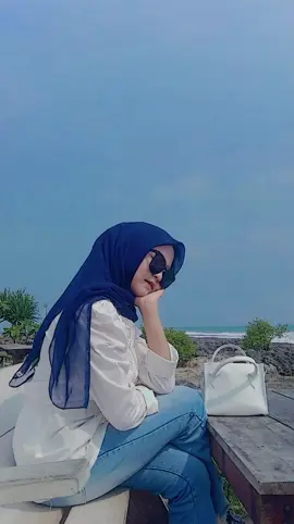 melamun di iringi angin sepoi-sepoi depan pantai🌊😆.#jj #pantai #bantulike #masukberanda #fyppage #fyppppppppppppppppppppppp 