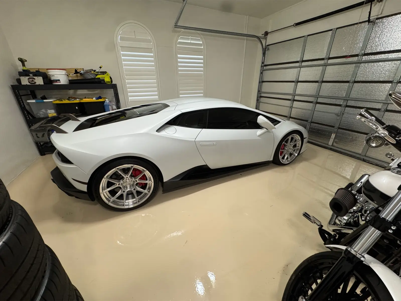 Garage is shiny as usual. #garage #cartok #lamborghini #huracan 