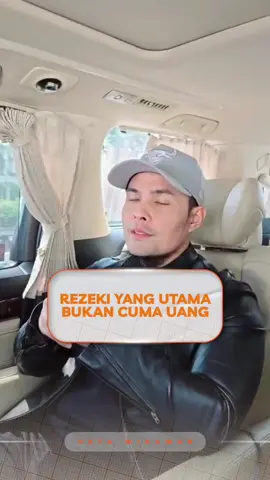 Kadang kita terlalu sibuk bekerja dari pagi hingga pagi, demi memberi nafkah terbaik untuk keluarga. Tapi di tengah kesibukan itu, jangan sampai kita lupa memberi nafkah yang lebih utama: nafkah iman. Ada orang tua yang rela mengeluarkan miliaran rupiah untuk menyekolahkan anaknya ke luar negeri. Tapi sayangnya, tidak pernah bertanya: “Nak, di sana kamu bisa sholat atau tidak? Makanmu halal atau tidak?” Padahal kita tahu sendiri, di negeri yang mayoritas bukan muslim, betapa sulit menjaga sholat tepat waktu, betapa terbatasnya makanan halal. Kecuali kalau memang mereka berada di lingkungan Islami. Sungguh, kita tidak ingin anak-anak kita tumbuh cerdas, sukses, dan mapan… tapi lalai dari sholat, lalai dari halal–haram. Karena yang paling mahal bukanlah ijazah atau gelar, melainkan keselamatan iman mereka sampai akhir hayat.