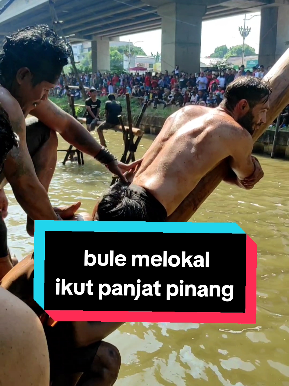 suatu pengalaman luar biasa ya bisa mengikuti rangkaian panjat pinang kemarin di kalimalang jakarta timur, Terima kasih Indonesia buat semua pengalaman nya... love you Indonesia.... merdeka Indonesia ku@BuleTukangOprek 