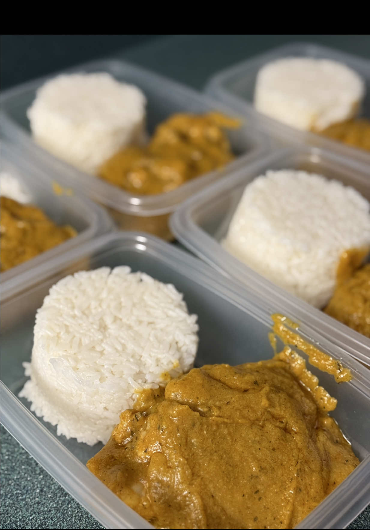 Meal prep de esta semana es un (1) cup de arroz jazmín con dos (2) caseras en salsa de vegetales homemade (hechos con brócoli, coliflor y zanahorias)