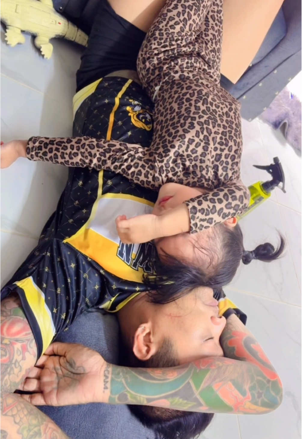จะไม่ให้ลูกรักได้ยังไง ยอมทุกอย่างขนาดนี้ ไม่ว่าบริ้งค์จะเจอกับอะไรที่รู้สึกไม่ปลอดภัยหรือตื่นนอนมาไม่เจอใคร คำแรกที่เรียกหาคือ “พ่อจ๋า”👨🏻🦸🏻❤️🥰😍#เอิร์นวัดใหญ่ #แฟนเอิร์นวัดใหญ่ 