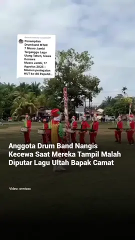 - Viral di medsos anggota drum band para pelajar MTsN 7 Muaro Jambi menangis kecewa saat akan tampil malah diputar musik perayaan ulang tahun camat Sungai Bahar.  Awalnya, siswa-siswi MTsN 7 sudah bersiap dengan barisan rapi untuk menampilkan drum band.  Namun sebelum sempat memainkan formasi penuh, musik keras untuk merayakan ulang tahun ke-51 Camat Sungai Bahar, Agus Riyadi , justru diputar.  Kondisi tersebut membuat penampilan pelajar terhenti dan akhirnya bubar tanpa sempat tampil. Dilansir dari benuanews.com, Camat Sungai Bahar, Agus Riyadi menyebut kejadian tersebut hanyalah miskomunikasi rangkaian acara. “ Kejadian itu sebenarnya hanya miskomunikasi. Saya sudah minta maaf langsung ke Kepala MTsN 7, Pak Sapuwan. Saya berharap drum band bisa tetap melanjutkan tampilannya, tapi guru pelatih sudah kecewa dan memilih tidak melanjutkan,” jelas Agus. “Sebenarnya ulang tahun saya sudah lewat, yaitu tanggal 16 Agustus kemarin. Kejadian yang membuat penampilan drum band adik-adik kita batal berlangsung bukanlah sebuah kesengajaan, melainkan murni miskomunikasi dalam rangkaian acara,” ujarnya “Tentu saya sangat menyesal jika peristiwa tersebut menimbulkan kekecewaan. Saya sudah menyampaikan langsung permintaan maaf kepada pihak sekolah, dan berharap kejadian ini menjadi pelajaran agar ke depan kegiatan serupa bisa lebih tertata, sehingga semangat anak-anak kita tetap terjaga,” pungkasnya. • • • #jambi #drumband #pelajar #medsoszone #viralindonesia 