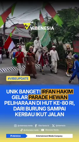 Unik dan penuh warna! Dalam perayaan HUT RI ke-80, Irfan Hakim menggelar parade hewan peliharaan keliling kampung. Dari burung, domba, kerbau, hingga dirinya menunggangi sapi besar, semua ikut meramaikan momen spesial ini. 🐮🎉 Anak-anak dan karyawan DeHakims juga turut mendampingi sambil membawa hewan dan mengibarkan bendera Merah Putih. Parade ini disambut dengan penuh antusiasme warga yang menyaksikan dari pinggir jalan. FOLLOW untuk infotainment terupdate lainnya!💌 #HUT80RI #IrfanHakim #DeHakims #Vibenesia #Vibeupdate #ParadeKemerdekaan #IndonesiaMerdeka #Viral #Foryoupage #Fyp 