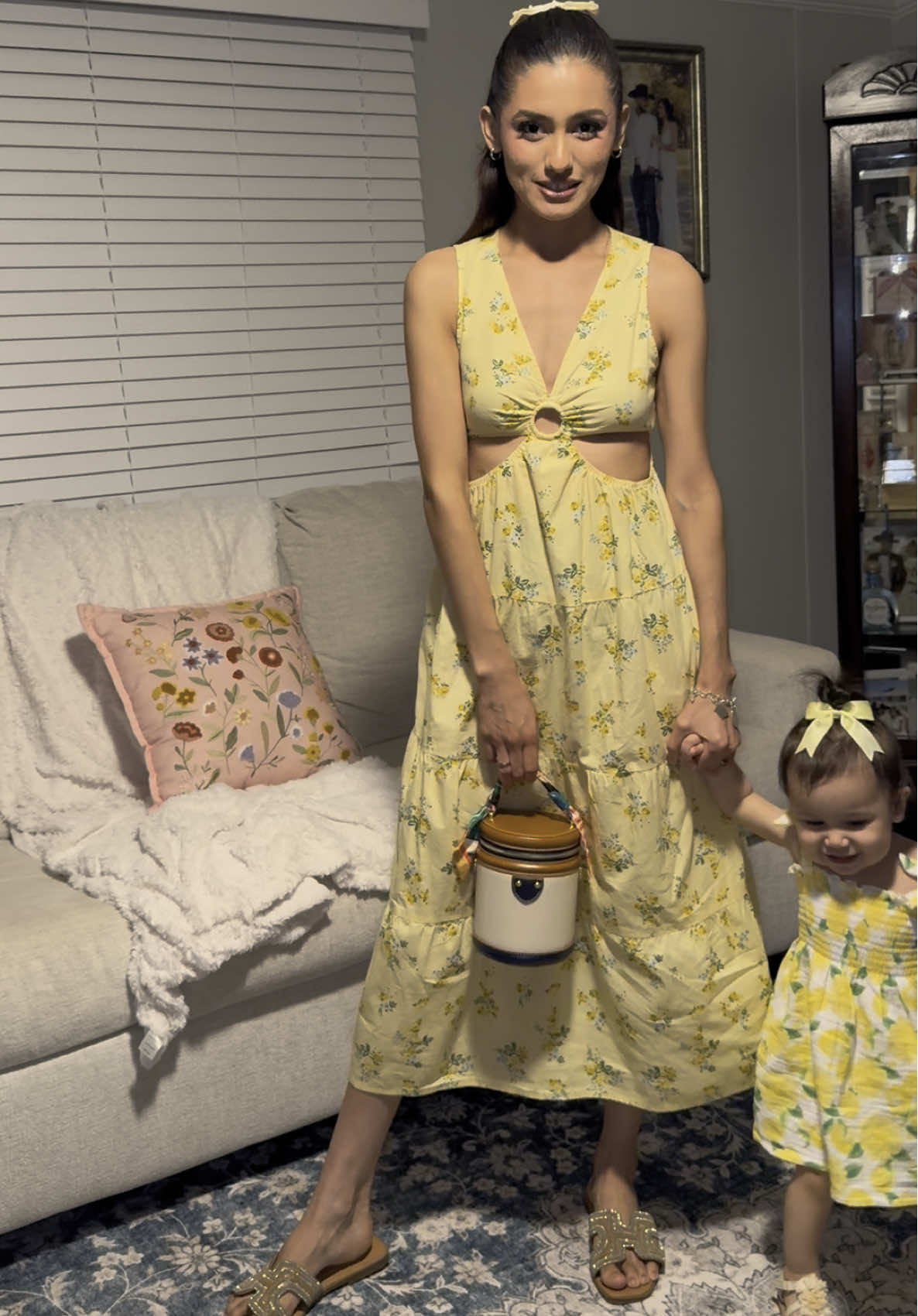 A quien mas le gusta andar matching con sus babies 💛🌻 La bolsita la pueden conseguir aquí en el carrito 🛒  #OOTD #mommyandme #yellowdress #fyppppppppppppppppppppppp #matchingoutfits 
