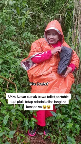 Ukke keluar semak bawa toilet portable 😂😂 tapi pipisnya tetap ndodok alias jongkok karena tanahnya miring, kalo dipaksain duduk di toilet portable takut ngglundung karena ga stabil 😂😂 padahal sebenarnya sih aman. Atiek CB juga bawa toilet portable yang sama dan dia pakai waktu kemah di pos 5 habis summit Gunung Slamet  #ukkecrochet #atiekcb #penyanyi #gunungslamet #toiletportable 