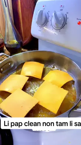 #food #cooking #tacos #haitiantiktok #america  lèm di nou bem son moun li paka pa fè mangé à nou konen se manti  on bon cheeseburger