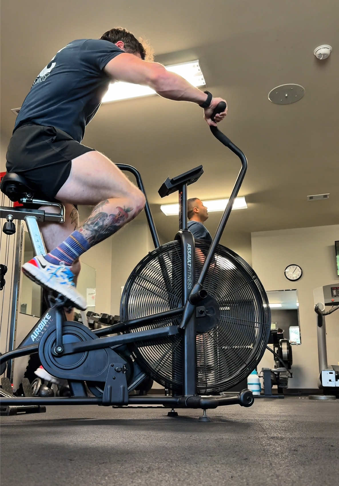 3 man WOD for a crew  - 1 jumping rope or holding a plank - 1 assault bike or form of cardio for rotation - 1 working Rotate every 10cal completed on assault bike   - Work -  25 min AMRAP - 10 burpees - 10 pull ups - 20 sit ups - Ground to overhead Rounds completed: 7 - Buy out:  400m cool down jog . . #gym #firefighter #fyp #athlete #wod 