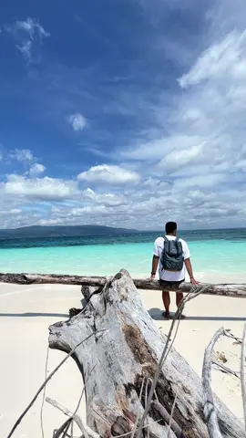 Pulau Kaniungan Kecil  serpihan kecil dari surga, yang jatuh di Berau, Kalimantan Timur.  Tempat ini sangat indah, semoga bisa dijaga dan dilestarikan☺️ Yang berkunjung kesini, jangan lupa bawa pulang kembali sampahnya🙌🏽 #berau #kaniungankecil #bidukbiduk #teluksumbang #indonesia  @Pesona Indonesia @Berauterkini 