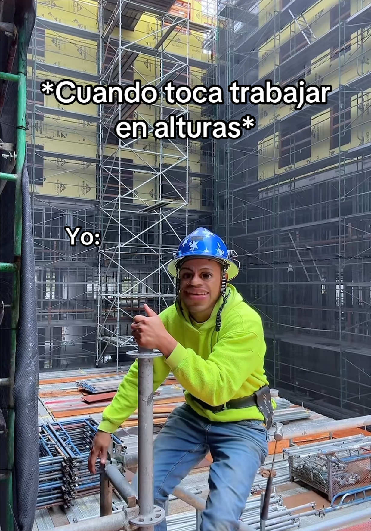 Pero no esta tan alto no? 😭🤣 #humor #parati #elmariana #trabajoenaltura #casco #pawpatrol #miedo #alto #scaffold #andamios #andamiero #kapurangel 
