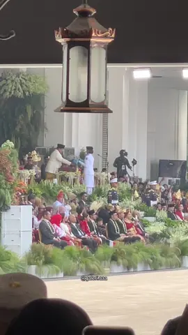 Momen Presiden Prabowo mencium Sang Saka Merah Putih di Mimbar Kehormatan 🇮🇩 #fyp #masukberanda #istanamerdeka #prabowosubianto 
