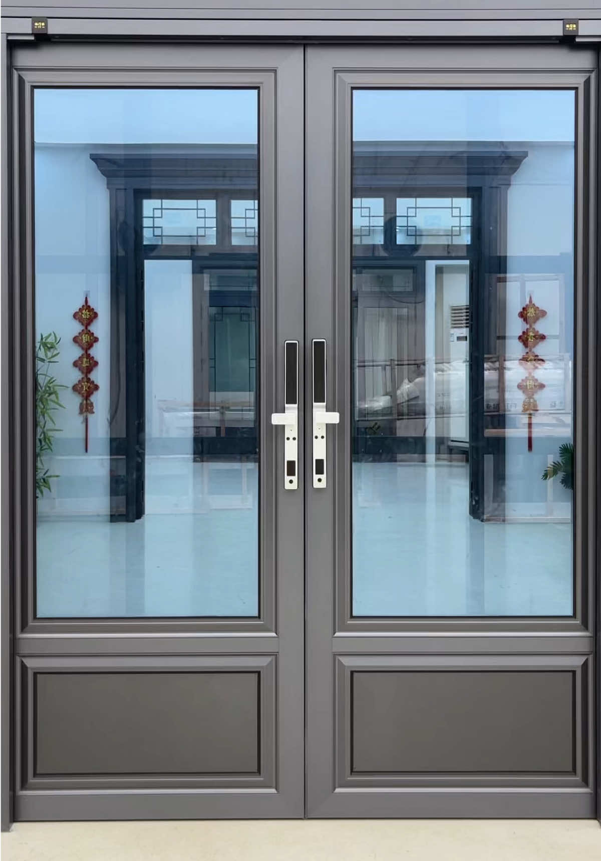 Aluminum glass door without floor track, smooth and provides more usable space#ptdoor #aluminumdoor #Glassdoor #doors #ptdoorfactory 