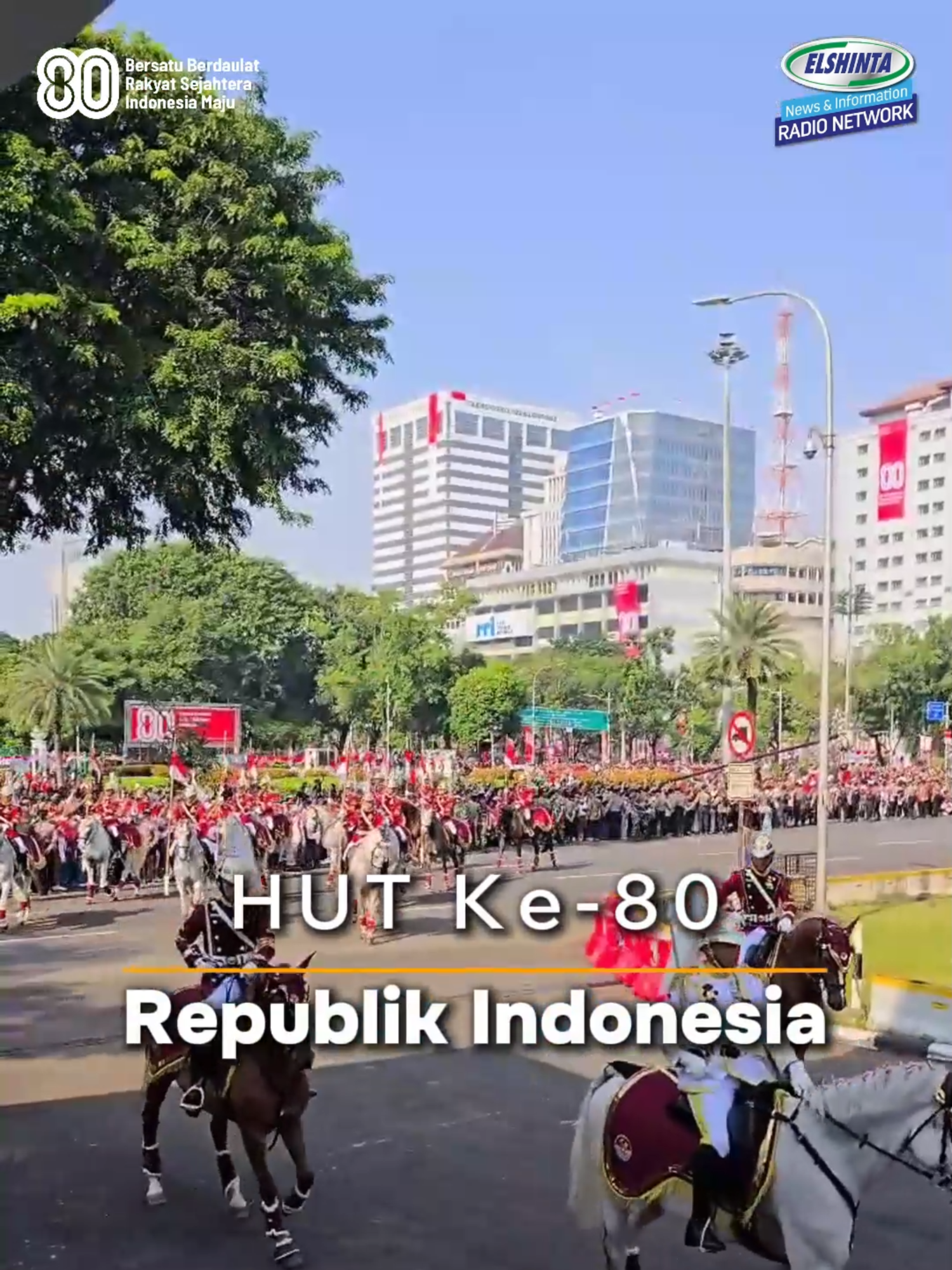 Suasana khidmat HUT ke-80 Republik Indonesia di Istana Merdeka makin berwarna dengan penampilan istimewa Paduan Suara Sekolah Rakyat bersama Gita Bahana Nusantara. Sebanyak 100 siswa Sekolah Rakyat pilihan dari Aceh hingga Jayapura duduk berhadapan langsung dengan Presiden Prabowo, lalu membawakan lagu Hari Merdeka usai pengibaran Sang Saka. Penampilan ini bukan sekadar persembahan seni, melainkan juga simbol harapan baru bagi masa depan pendidikan Indonesia. #hut80ri #hutri80 #merdeka #dirgahayuindonesia #17agustus #sekolahrakyat #indonesia #republikindonesia