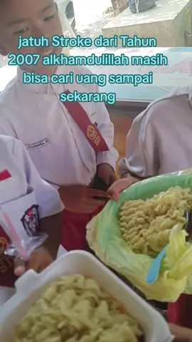 kasih semangat orang yg sedang sakit hibur dia dengan obrolan yg menarik banyakin obrolan bercanda seperti merawat anak kecil dan ajak berobat kasih makanan kesuka'an nya, jangan lupa seduhkan minuman herbal  semangat terus ya ibu ku