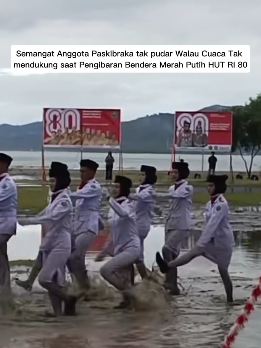 Apresiasi semangat paskibraka Indonesia 🫶🥺🤍🇮🇩 Cuaca Buruk tak membuat semangat Paskibraka Di sejumlah daerah Indonesia Walaupun Banjir, hujan harus tetap di lalui 💪✨ #paskibrakaindonesia #banjir #indonesia  #bodohnyaaku  #masukberandafyp 