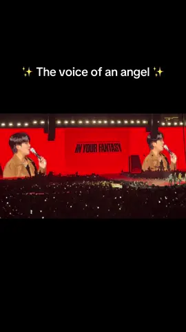 And look at Yeosang lookin like a babe in the back 🤭 #yeosang #hongjoong #ateez #jongho @ATEEZ_Official 