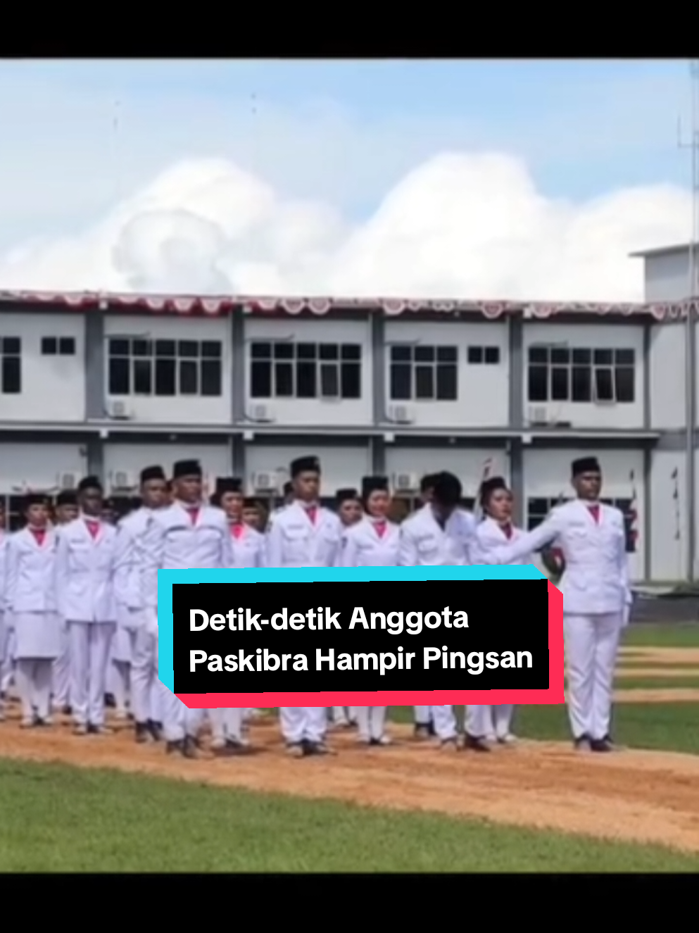 Sesaat setelah pengibaran Bendera Merah Putih salah satu pasukan Paskibraka Prov. Papua Barat Daya 