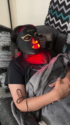 Transform your skincare at home with the LuxRenew 2 IN 1 PJ Red Light Mask! ✨ 💡 Dual-wavelength LED therapy: Red light 630nm + Near-infrared 850nm for deeper rejuvenation. ⏱️ 5 adjustable gears + 3 timer settings (10, 20, 30 min) – fully customizable for your routine. 🧖‍♀️ Covers both face & neck for total care in one device. 🔋 Portable & rechargeable – use it while reading, relaxing, or traveling. 👩‍🔬 Safe, soft silicone design + comes with controller, straps & eye protection. Your personal spa treatment anywhere, anytime. Glow up made easy @LuxRenew #fyp #faceproducts #skincare #foryoupage #fypシ 