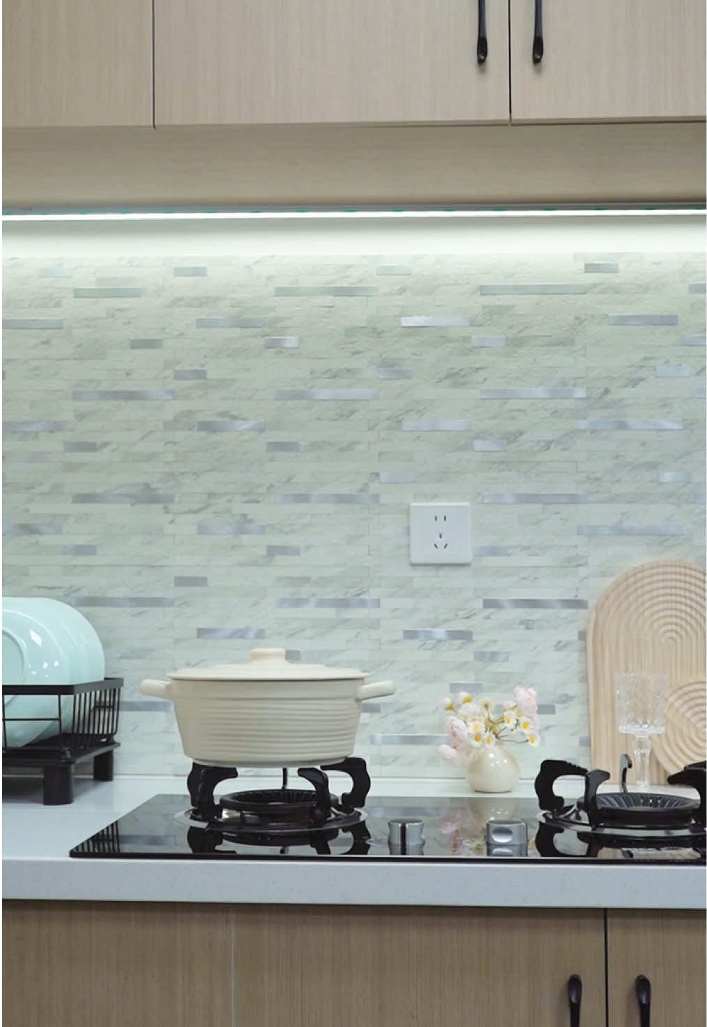 Volakas White peel and stick tile #stickgoo #peelandsticktile #peelandstickbacksplash #diyhome #kitchendesign #homedecor #kitchenbacksplash #backsplash #backsplash #fypシ゚viral 