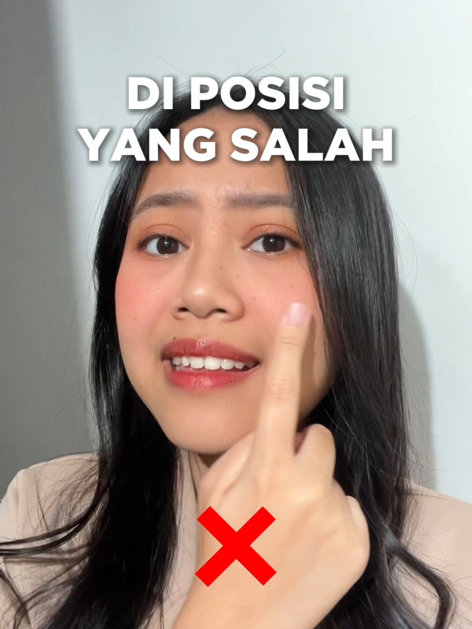 sering ngerasa blush on bikin muka malah aneh dan ngeblok? Itu artinya kamu salah penempatan blush on! yuk tonton video ini sampai akhir agar tau posisi blush yang benar sesuai dengan bentuk wajah!🌸 #azarine #azarineproduct #azarinemakeup #azarinecosmetic #azarinechictoceekblush #azarineblushon #blushontutorial #blushontrend #blushontips #beautytips #beautyhacks #fyp