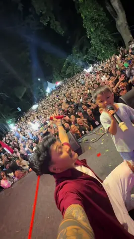 Daerah denpasar pasti udah gak asing sama bocah satu ini, selalu hadir di setiap konsernya bli bagus, kali ini kita duet nyanyi kuli daki lo, jegggg mantullll 😂😍 Suksma semeton pemecutan @pmc.festival  Kita ulang di lain kesempatan 🫡