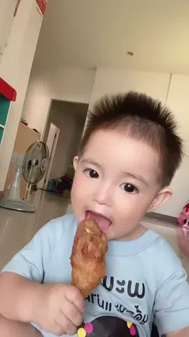 อ้วนนนนยุกับไก่ทอด#เบบี้วายุ 