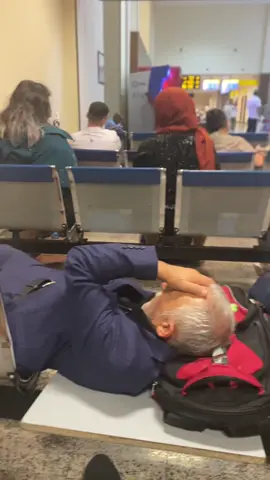 2gündür camaat naxçıvan aeraportunda qalıb,evinə gedib çıxa bilmir. Səbəb isə götürülən növbələrin yeniden istifade olunub pul ilə satılmasıdır. Kassaya nəzarət edənlər istifade olunmuş növbələri pul ilə satir,qalan camaat belə 2,3gündür qalıb aeraportda. Əlaqədar orqanlardan bu məsələyə baxılmasını tələb edirik.@AZAL - Azerbaijan Airlines 