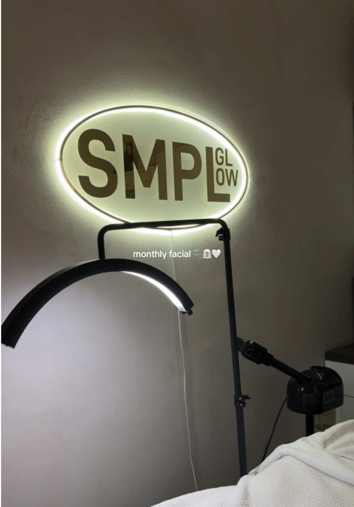 she’s located in huntington beach🤍 @Simpleglowskincare #monthlyfacial #acneprogress #facialorangecounty #acnejourney 