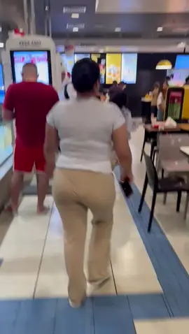 Funcionária mal educada no McDonald's tratando minha filha mal @brunaaleonard, rede vizinha 
