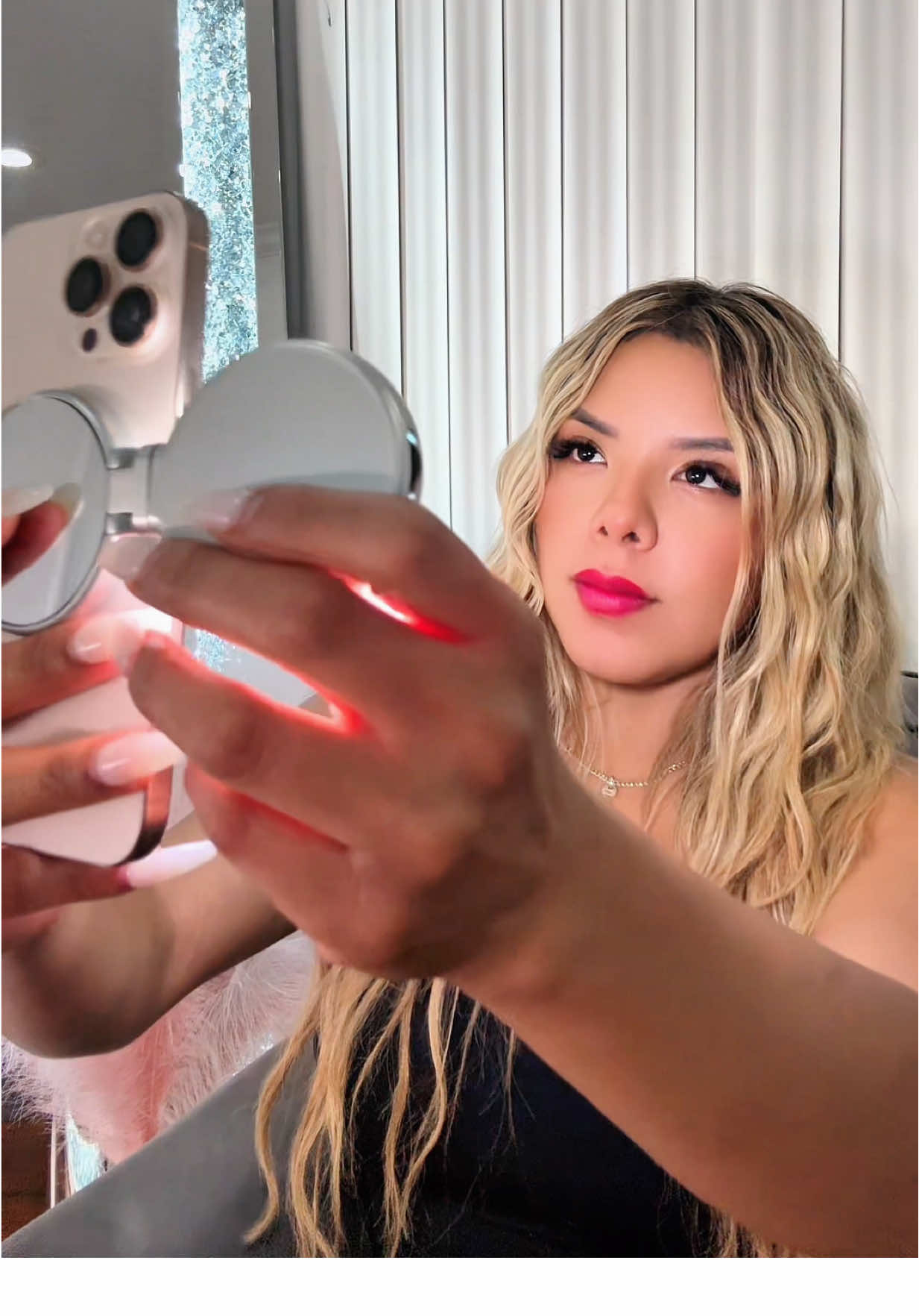 ✨ Graba tu contenido en cualquier lugar con esta mini luz portátil ✨ Perfecta para restaurantes, selfies o videos en movimiento. 💡 Es magnética, flexible, con diferentes temperaturas de color y niveles de intensidad. 🔄 Tan compacta que cabe en tu bolsa, ¡llévala siempre contigo y nunca pierdas la mejor toma! 📱🌟 #ContentCreator #MiniLight #PortableLight #SelfieLight #VloggingTools     