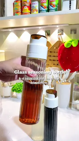 Aesthetic glass seasoning bottle, automatic pouring no leakage, air tight  #glassseasoningbottle #oilbottle #seasoningbottle #kitchenfinds #condimentsbottle 