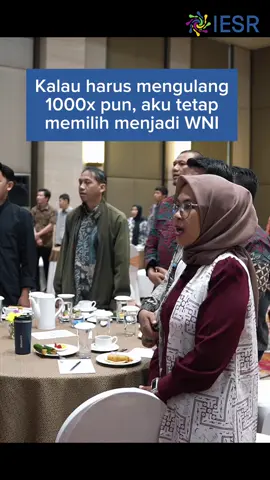 Makanya, aku mau kita bareng-bareng mendesak Presiden Prabowo untuk lebih ambisius dalam mendorong komitmen iklimnya. Indonesia rilis draf Second Nationally Determined Contribution (SNDC) untuk konsultasi publik pada 2024, disahkan parlemen awal 2025, namun masih menunggu persetujuan presiden. Proses tertunda karena kekhawatiran tidak selaras dengan target pertumbuhan ekonomi 8%, dengan fokus pada ketahanan energi dan pangan. Naiknya target penurunan emisi, akan mendorong pemanfaatan energi terbarukan di Indonesia. #SalingJaga #PakPresidenBuktikan #TingkatkanAmbisiSNDC #NaikkanAmbisiIklim #KitaBukanPecundang