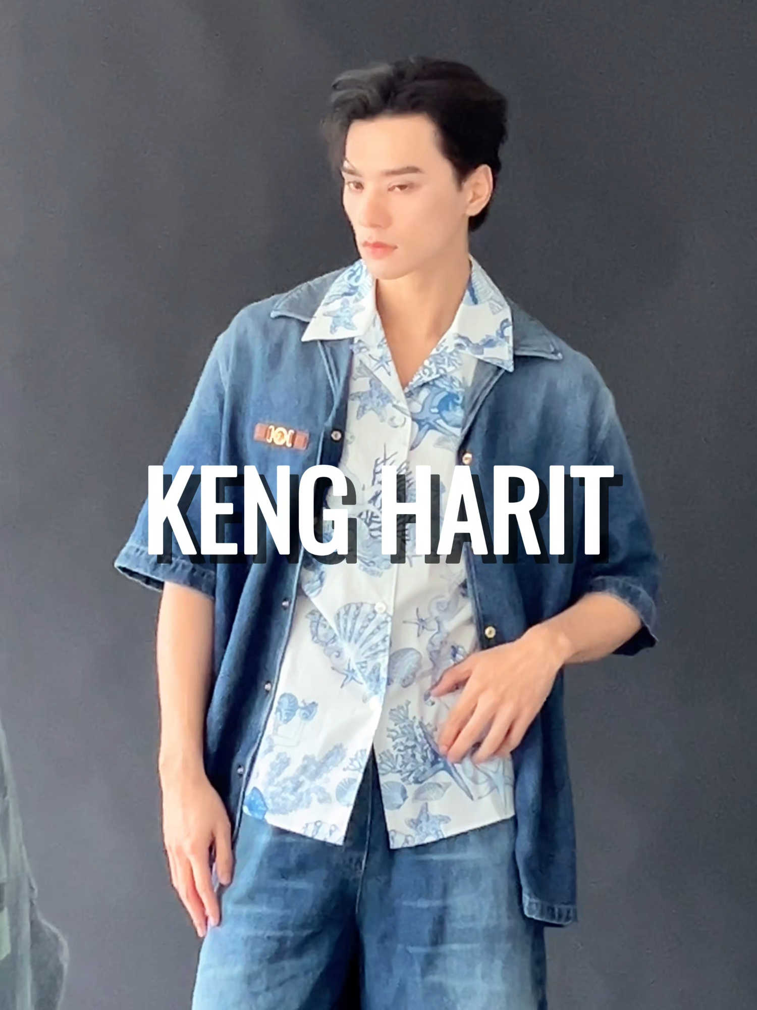 ถ้านี่ไม่ใช่พ่อครูที่ติดแกลมที่สุด😎   เบื้องหลังการถ่ายแฟชั่นเซ็ทของ เก่ง หฤษฎ์  ในโททัลลุคจากแบรนด์ versace #kengharit #เก่งหฤษฎ์ #Versace #zzocial #zconversation #tiktokluxuryfashion #TikTokFashion #fashiontiktok #luxuryfashion #kengnamping #พ่อครูภรัณ #เก่งน้ําปิง #เขมจิราต้องรอด