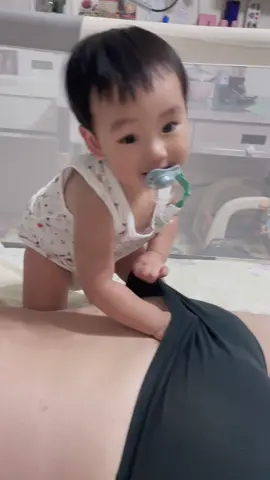 乖寶好可愛喔，爸爸躺著 他竟然拉開爸爸的內褲伸手摸爸爸的臭屁屁 ##1y3m