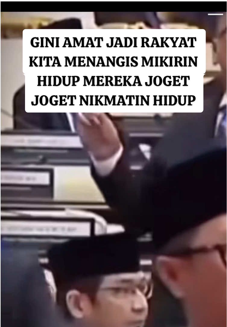Izin #stitch dengan @DPR RI entah kenapa tiba tiba sensi liat video joget joget anggota dewan yg lewat di VT, enak ya dapat gaji banyak tiap hari, kita yang rakyat malah makin melarat, jgnkan juta an perhari 3 jt aja perbulan masih susah, bahkan cari kerja dinegara sendiri seperti lg ngemis ngemis bertahan hidup sama yg ngasih kerjaan saking susahnya dapat kerja, kapan rakyat merasa bisa rangkul oleh DPR yg katanya wakil rakyat kalau masih pada sibuk mikirin kesenangan masing masing, emang gk semuanya tapi rata rata kek gitu. Miris#fyp #fyppppppppppppppppppppppp #viral #fypシ 
