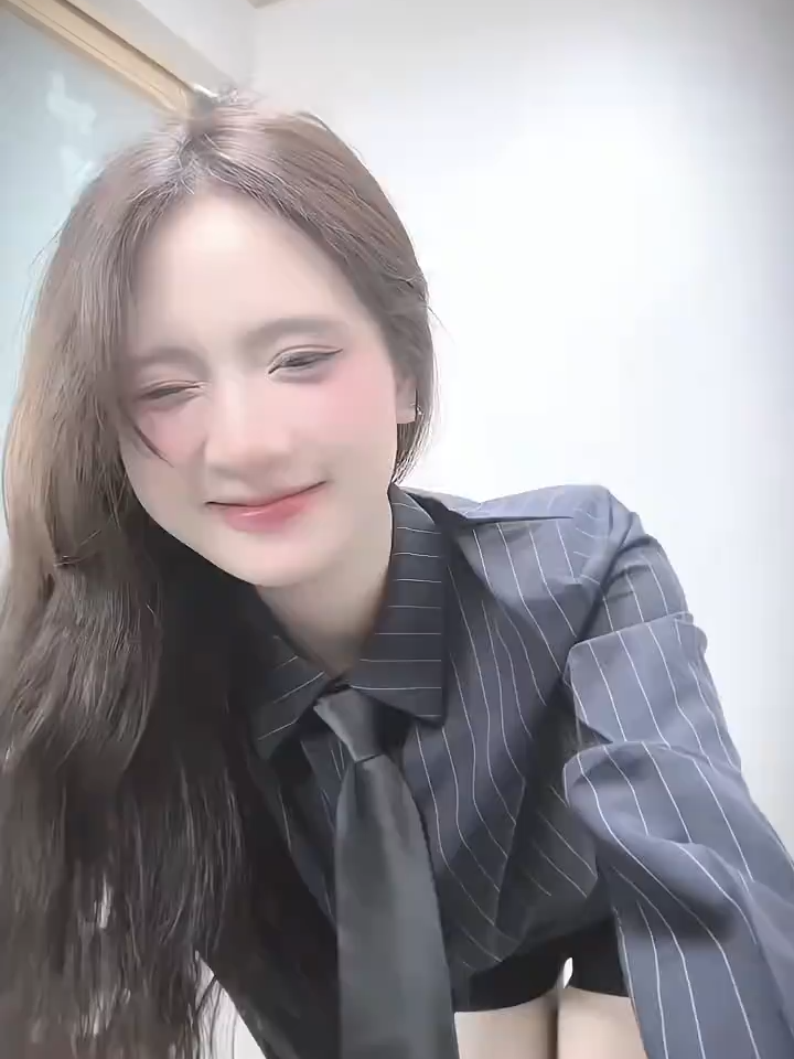 Cười mỉm thoi😝
