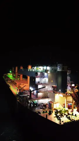 🗣️ : Kalau malam kapal gelap gak sih..?? 👷🏽 : Enggk gaes ya, kalau ga percaya liat aja #pelaut #glowinthedark #fyp #CapCut 