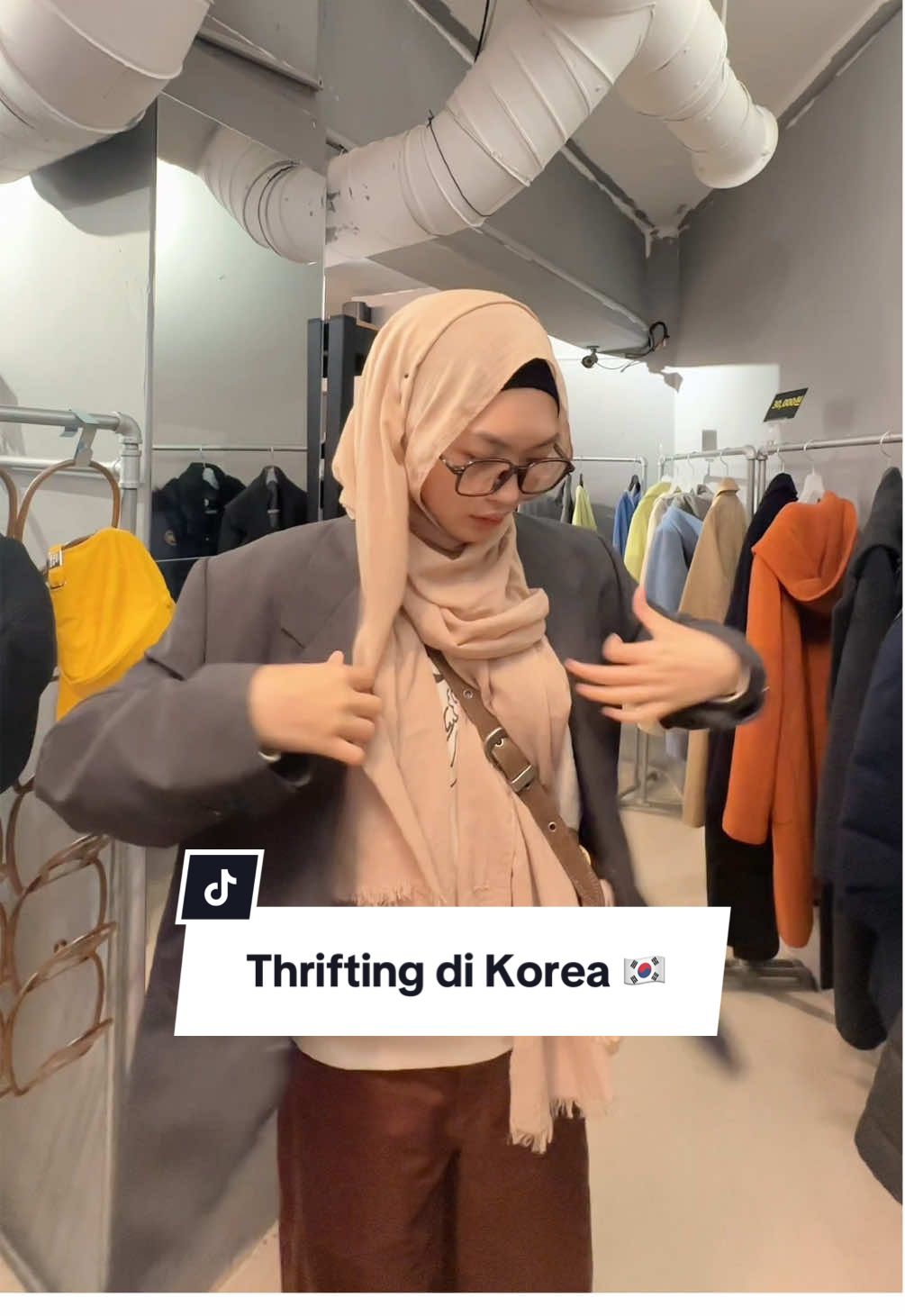 Yang suka thrifting gass . 📍Yeontral Vintage, Yeonnam