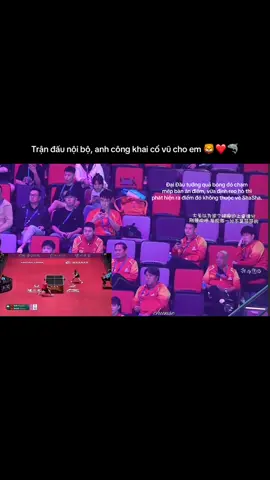 KÝ HỢP ĐỒNG VỚI TRÁI TIM TỔNG TÀI CHƯƠNG 14 FULL💕Buổi sáng hôm sau, văn phòng WQ lại nhộn nhịp như thường lệ. Nhưng giữa đám đông nhân viên đi lại, Sun Yingsha dường như lạc lõng. Cô ngồi vào bàn làm việc, cố tập trung vào đống tài liệu, nhưng từng chữ, từng số liệu trước mắt lại trở nên mờ nhòe. Cả đêm qua, cô không ngủ nổi. Hình ảnh ánh mắt Wang Chuqin nhìn mình trong phòng, cái siết nhẹ cổ tay, cái chạm vô tình đầy ám ảnh… cứ luẩn quẩn trong đầu. Cô vừa muốn gạt phăng nó đi, vừa lại thấy tim mình đập nhanh mỗi khi nhớ lại.  “Không được, Sun Yingsha. Mày không thể để mình sa vào. Anh ta… vốn dĩ không thuộc về mày. Và còn có Thiên Du…” - cô tự nhủ, đôi môi mím chặt. Ở một góc khác của tòa nhà, Wang Chuqin đứng trong phòng họp, ánh mắt chăm chú dõi theo những báo cáo trên màn hình. Nhưng thật ra, tâm trí anh không hề ở đó. Từng câu nói, từng ánh nhìn của Yingsha tối qua lại hiện về. Nhất là khoảnh khắc cô nghiêng người tránh đi, vô tình chạm vào anh một sự tiếp xúc ngắn ngủi nhưng khiến toàn thân anh nóng rực. Anh siết chặt bút trong tay. Đây là lần đầu tiên Wang Chuqin cảm thấy… bối rối. Một CEO lạnh lùng, lý trí, quen ra quyết định chỉ bằng con số và dữ liệu nay lại bị xao động bởi ánh mắt một cô gái. Buổi trưa, cả công ty bàn tán rầm rộ về việc Thiên Du sẽ chính thức hợp tác dự án lớn cùng WQ và cả hai đi ăn tối cùng nhau. Tin tức lan nhanh, kèm theo những lời thì thầm rằng, CEO Wang và nữ tổng tài Thiên Du từng có mối quan hệ mờ ám. Yingsha nghe được, tim nhói lên. Cô không để lộ biểu cảm, chỉ cười nhạt rồi tiếp tục ăn cơm cùng đồng nghiệp. Nhưng khi quay đi, đôi mắt lại thoáng vẻ buồn. Buổi chiều, Wang Chuqin vô tình bắt gặp ánh mắt ấy. Cô không nhìn anh, chỉ lạnh lùng lướt qua, giữ khoảng cách đến mức tối đa. Lần đầu tiên, anh thấy tim mình đau theo đúng nghĩa.  “Sun Yingsha, rốt cuộc em đang nghĩ gì? Em tránh tôi… vì tôi, hay vì chính em cũng không dám đối diện với cảm xúc này?” Anh biết, mình không thể để mọi thứ cứ thế trôi đi. Anh phải đối diện. Phải làm rõ. Văn phòng tầng 38 của công ty WQ hôm nay đông người hơn bình thường. Cuộc họp kéo dài khiến ai nấy đều mệt mỏi, lục tục ra ngoài. Yingsha ôm tập tài liệu, nhanh chóng cúi đầu rời khỏi phòng họp, cố né tránh ánh nhìn của Wang Chuqin người từ đầu đến cuối hầu như chẳng rời mắt khỏi cô. Nhưng cô chưa kịp đi xa, cổ tay đã bị bàn tay anh giữ chặt. “Wang tổng” Shasha khẽ kêu, ánh mắt đảo quanh, lo lắng vì xung quanh còn nhiều đồng nghiệp. Anh không quan tâm. Giọng trầm thấp nhưng đầy quyết đoán: “Theo anh.” Chỉ hai chữ ngắn ngủi, nhưng không cho phép chối từ. Anh kéo cô dọc hành lang dài, bất chấp vài ánh mắt tò mò. Shasha giãy nhẹ, nhưng sức anh quá mạnh. Họ đi thẳng vào phòng làm việc của anh. Cánh cửa khép lại “cạch” một tiếng, ngăn cách toàn bộ âm thanh bên ngoài. Không khí trong phòng chợt nặng nề. Yingsha hít một hơi thật sâu, gỡ tay mình khỏi anh: “Anh làm gì vậy? Đây là công ty, không phải nơi… để anh” Câu nói bị ngắt quãng khi anh bước tới gần. Khoảng cách bị rút ngắn chỉ còn nửa bước chân. Ánh mắt anh căng thẳng, sâu hun hút, như muốn nhìn thấu từng suy nghĩ của cô. “Em tránh tôi làm gì? Em nghĩ càng né, tôi sẽ càng buông bỏ sao?” Anh nói, giọng khàn đặc. Cô lùi về phía sau, nhưng lưng nhanh chóng chạm vào bàn làm việc. Hơi thở bị dồn ép. “Anh hiểu lầm rồi. Tôi… tôi chỉ muốn tập trung vào công việc.” Anh khẽ cười, một nụ cười không mấy vui vẻ. “Lý do rẻ tiền. Em định lấy lí do để bao biện đến bao giờ ?” Câu nói ấy khiến tim cô run lên. Cô ngẩng đầu, muốn phản bác, nhưng đôi mắt anh đã khóa chặt mình. Khoảng cách giữa họ chỉ còn vài chục cm. Hơi thở anh phả xuống, mang theo mùi hương quen thuộc. Shasha ngẩng mặt, muốn nói một điều gì đó, nhưng cổ họng lại nghẹn ứ. Một khoảnh khắc dài như bất tận, chỉ có tiếng tim đập dồn dập vang lên trong lồng ngực cả hai. Anh vô thức nâng tay, chạm nhẹ vào cằm cô, buộc cô phải ngẩng lên. Sự dịu dàng trong động tác ấy lại càng khiến trái tim Shasha loạn nhịp.‼️TIẾP DƯỚI CMT #shatou #5114 #wangchuqin #sunyingsha #fanfic 