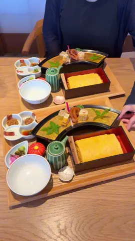 職人が魅せる早業だし巻き玉子🥚 お出汁にこだわったこちらのお店では、豪快な手さばきでまとめて一気に焼き上げる極上のだし巻き玉子が食べられる！ 定食は釜で炊きたてのご飯と付け合せもある！お出汁は4種類から選べて、自分好みのお味になって最高でした✨ 📍京都離宮 本店 / 京都 ￥1500～/人 ⏰営業時間：10:00〜17:00 💤定休日：なし 🏠住所：〒612-8459 京都府京都市伏見区中島鳥羽離宮町４５ #東京グルメ #京都グルメ#tiktokfood 